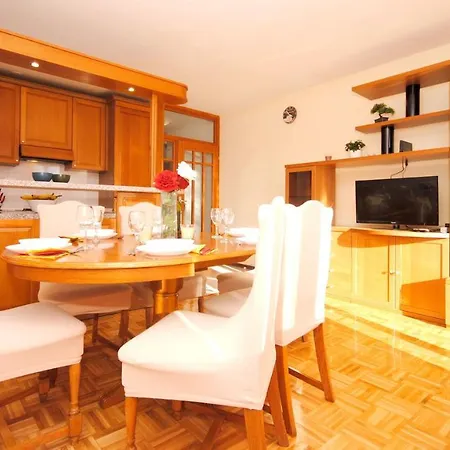 2 Bedrooms With Enclosed Garden And Wifi At 2 Km Away From The Beach Apartament Split
