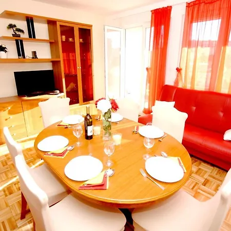 2 Bedrooms With Enclosed Garden And Wifi At 2 Km Away From The Beach Apartament Split