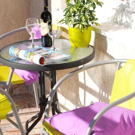 2 Bedrooms With Enclosed Garden And Wifi At 2 Km Away From The Beach Split