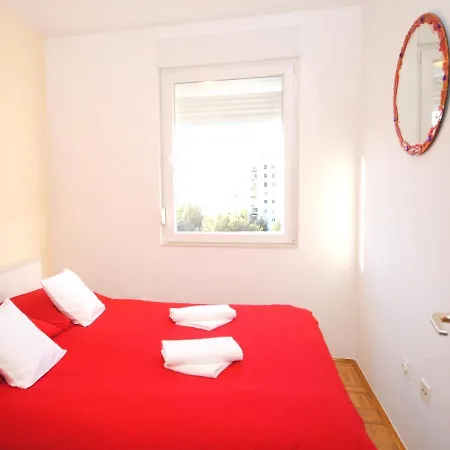 2 Bedrooms With Enclosed Garden And Wifi At 2 Km Away From The Beach Apartament Split