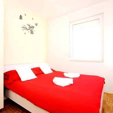 Apartament 2 Bedrooms With Enclosed Garden And Wifi At 2 Km Away From The Beach