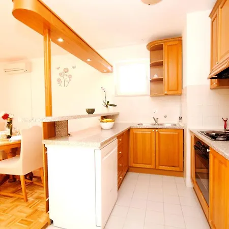 2 Bedrooms With Enclosed Garden And Wifi At 2 Km Away From The Beach Apartament Split